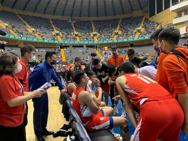 HBL史上首次大新竹「内战」！HBL季军之战7日下午由新竹市的光復高中对上新竹县的东泰高中，市长林智坚（左三）也率加油团前往助阵。（新竹市政府提供／陈育贤新竹传真）