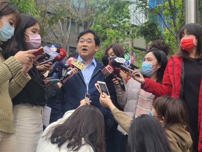 新光医院副院长洪子仁(中)。郑郁蓁摄影