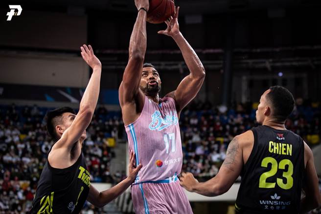 富邦洋将辛特力(中)造就PLG史上首位被禁吹1场的裁判出现。(PLG提供)