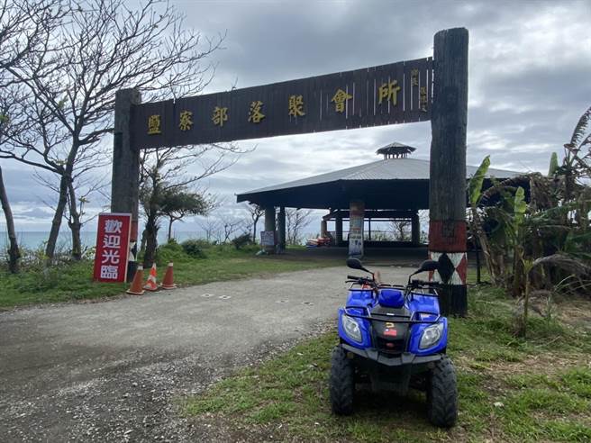 花莲寿丰乡盐寮村民不满业者占据聚会所当作营业据点，认为不尊重地方、严重影响公共权益。（罗亦晽摄）
