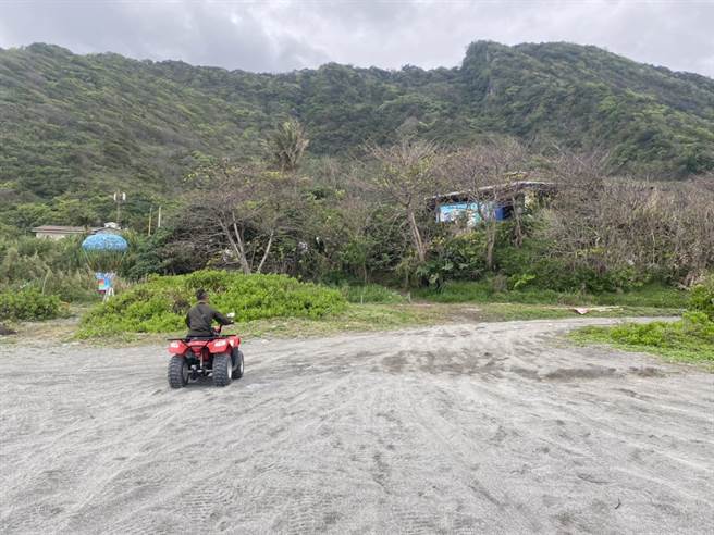 花莲县寿丰乡盐寮渔港长年受漂沙淤积影响，已在沿线新生出长约1公里、宽约100公尺的海岸沙滩地，近日有业者引进沙滩车供游客骑乘、游玩。（罗亦晽摄）