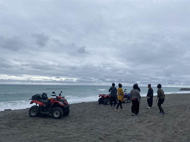 花莲县寿丰乡盐寮渔港沿线新生海岸沙滩地，因目前属灰色地带，暂无明确法源管理，针对业者引进沙滩车供游客骑乘、游玩，花莲县府目前仅能依2019年公告「所辖近海范围沙滩车活动注意事项」，要求遵守活动注意事项。（罗亦晽摄）