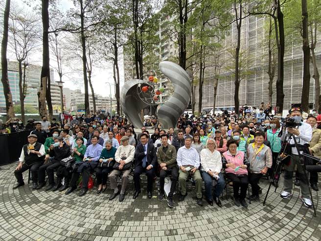 台中市新文化协会举办纪念「二七部队」活动，交通部长林佳龙、「促进转型正义委员会」主委杨翠、立法委员林昶佐也一同出席纪念，并为当时的「部队长」锺逸人先生100足岁庆生。（冯惠宜摄）