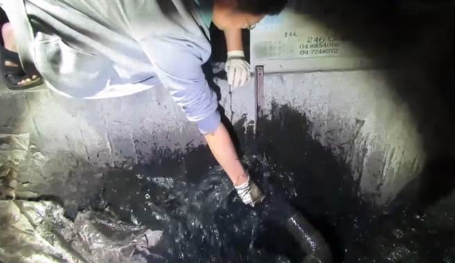 养猪万头粪水漏夜盗排东螺溪超标30倍 ，稽查人员採样。（彰化县环保局提供／吴敏菁彰化传真）