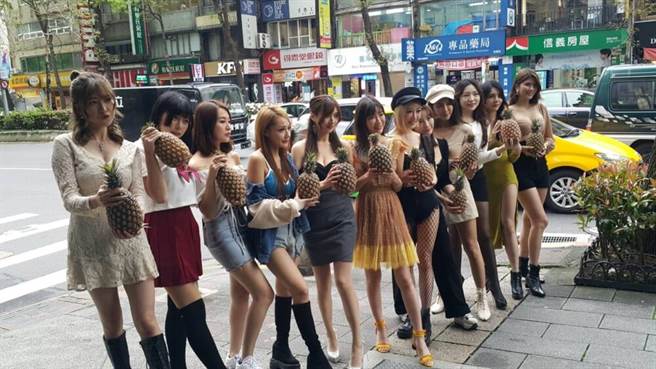 吕亚晞（格格）等乡民女神7日出席女神公益二手拍卖会。（吴维书摄）