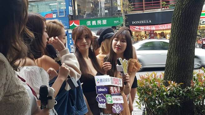 格格（右）出席公益活动。（吴维书摄）