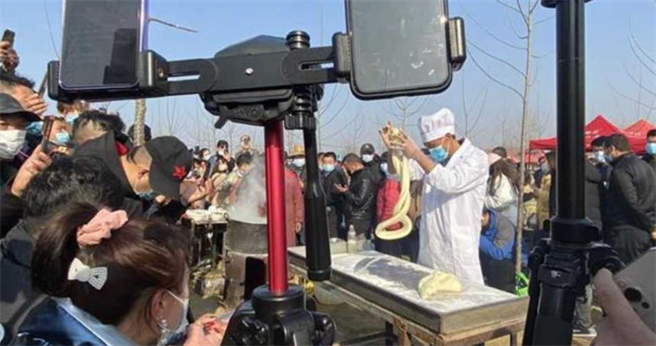 拉麵哥近日在网路上爆红，吸引大批网红前往直播。（图／翻摄自微博，下同）