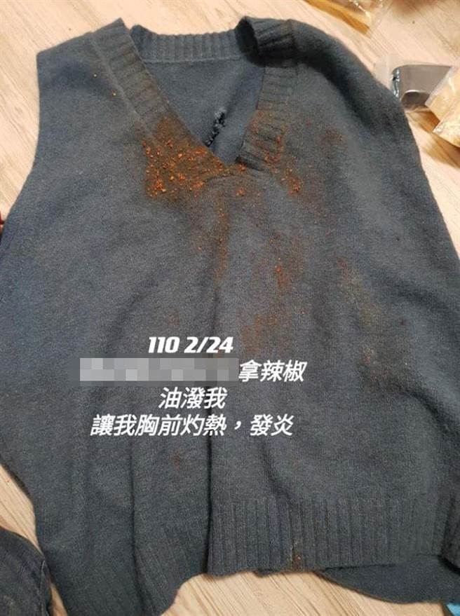 李姓前空姐附上照片，指控婆婆拿辣椒油泼她。（摘自脸书「爆料公社」）