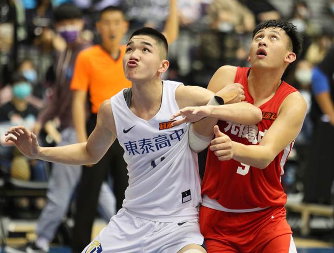 光復陈将双（右）和东泰刘律世在篮下身体对抗。（陈怡诚摄）