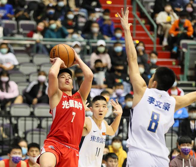 光復高中高三后卫庄朝胜（左）高中生涯最后一战助队获胜、拿下季军。（陈怡诚摄）