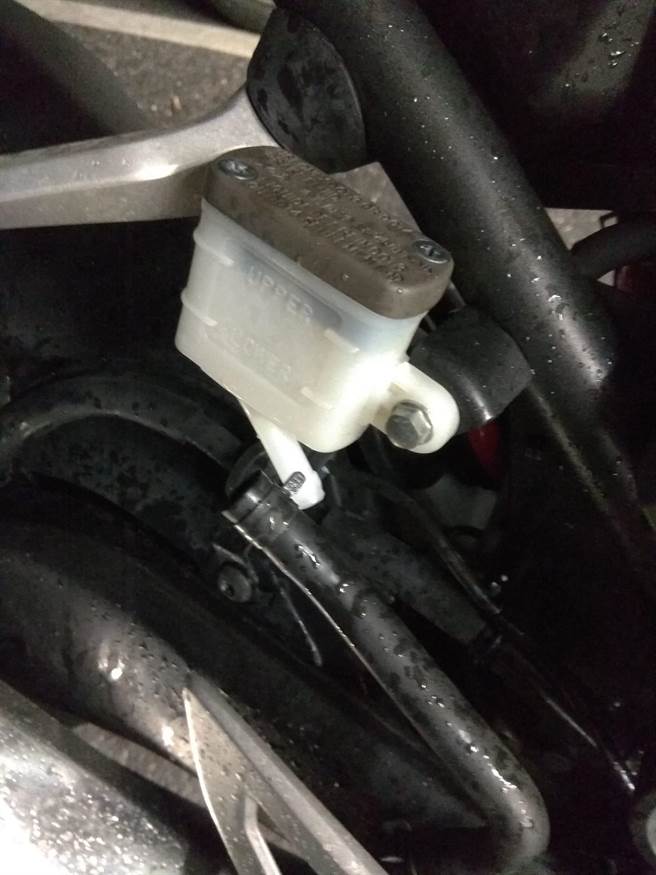 民眾将重机停放在台东市新兴路附近，未料机车的煞车油、机油都遭人漏光，机车零件也遭到破坏。（民眾提供／蔡旻妤台东传真）