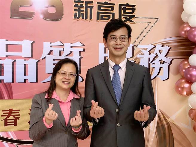 「妈咪乐」健康科技公司总经理龙耀宗（右）、行销部总监蔡韵秋（左）7日出席春酒，谈到新年度目标透露将发展健身事业。（柯宗纬摄）