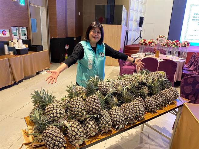 民进党立委王美惠今7日参加嘉义市药剂生公会会员大会暨春酒联谊摸彩同乐餐会时，自掏腰包买200颗嘉义县大林镇生产的凤梨给药剂生公会。（王美惠办公室提供∕吕妍庭嘉义传真）