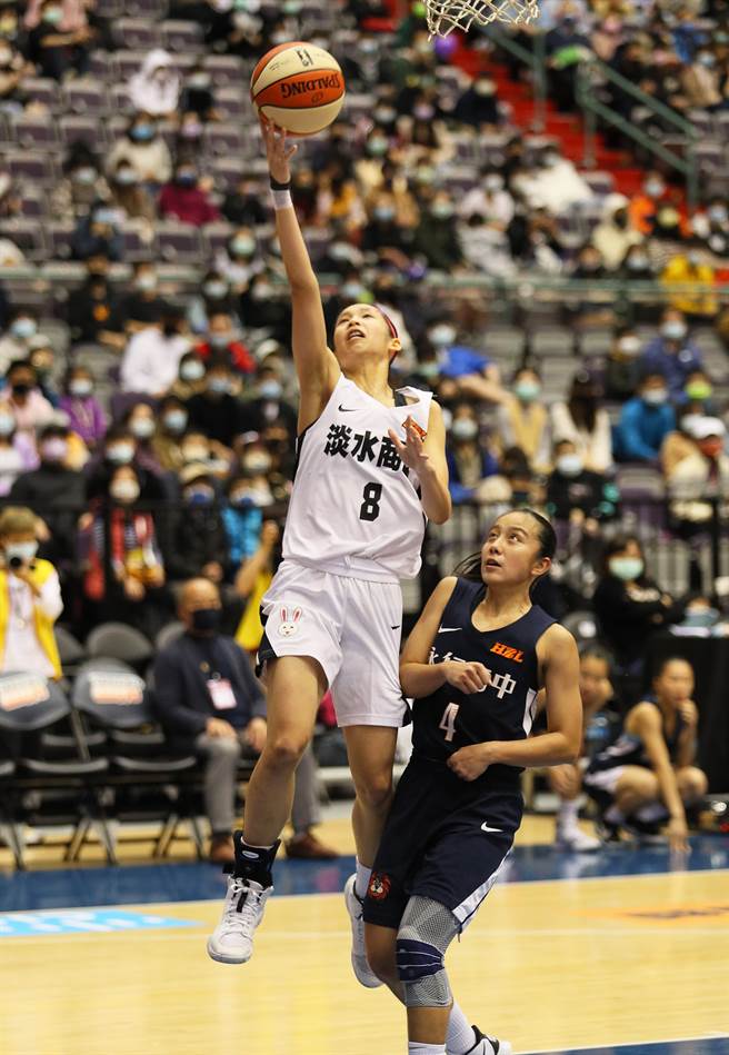 淡商韩汛（左）上半场就攻下15分。（陈怡诚摄）