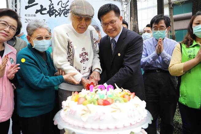 台中市新文化协会举办纪念「二七部队」活动，交通部长林佳龙为当时的「部队长」锺逸人先生100足岁庆生。（冯惠宜摄）