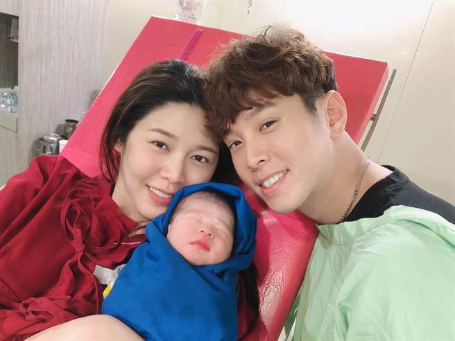 白家绮、吴东谚迎接女儿小朵拉出生。（民视提供）