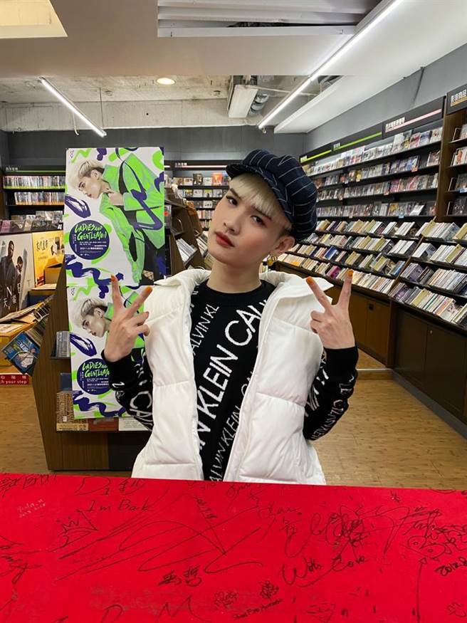 锺明轩攻占主妇市场  爸爸姊姊到场力挺（华纳提供）