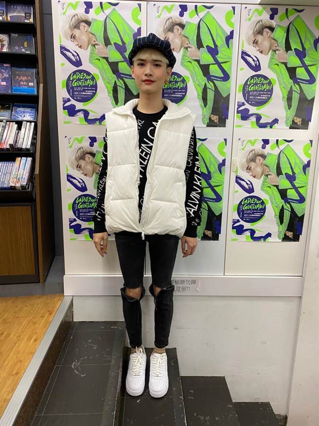 锺明轩攻占主妇市场  爸爸姊姊到场力挺（华纳提供）