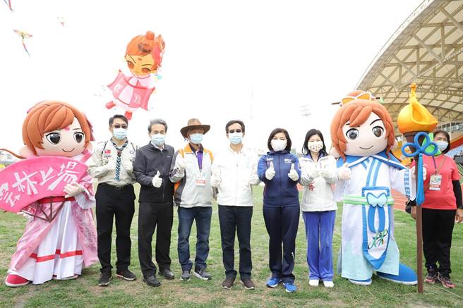 云林县长张丽善（右四）与来宾放飞全中运吉祥物风筝，为全中运在云林暖身。（张朝欣摄）