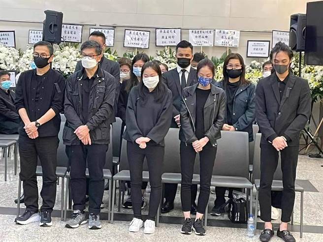 吴孟达家属，左起三弟吴鸿达、二弟吴利达、小女儿凯儿、大女儿凯欣、小儿子韦仑。（星岛日报提供）