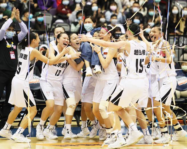 淡水商工完成2连霸、队史11冠到手，获胜当下全队开心庆祝。（陈怡诚摄）