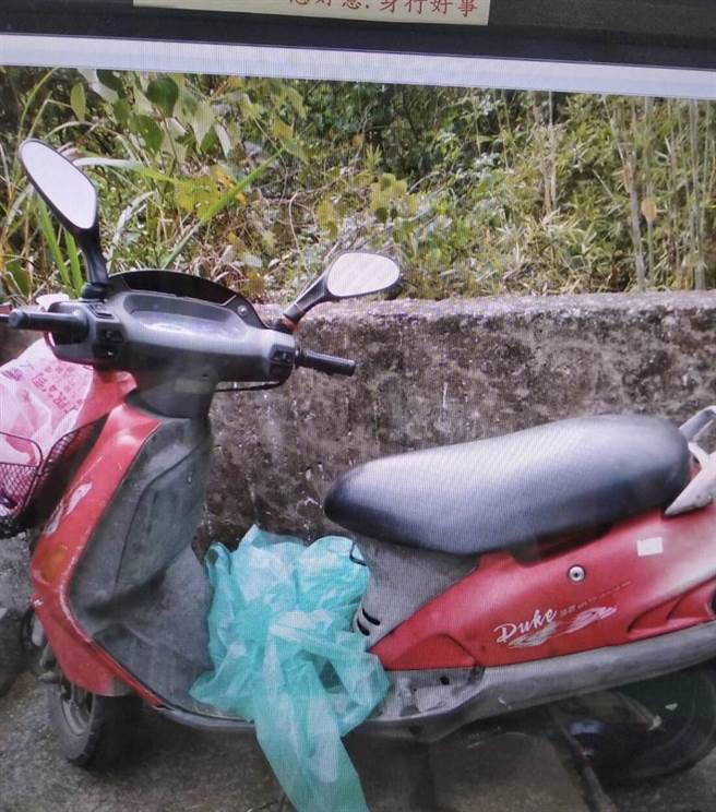 警方在雾峰山区找到杨男的机车。（民眾提供／冯惠宜台中传真）