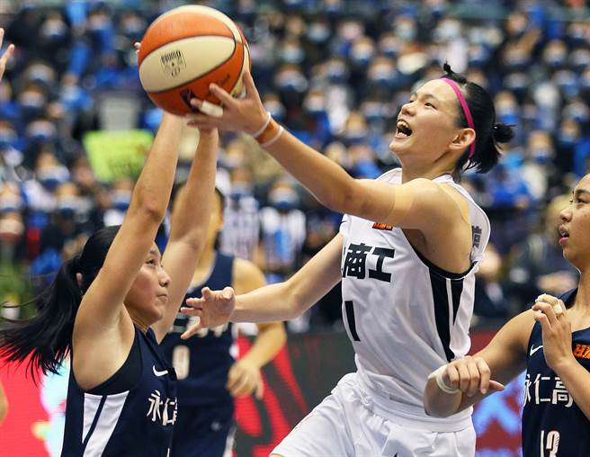 淡商郭虹廷（中）表现出色，帮助球队完成HBL 2连霸。（陈怡诚摄）