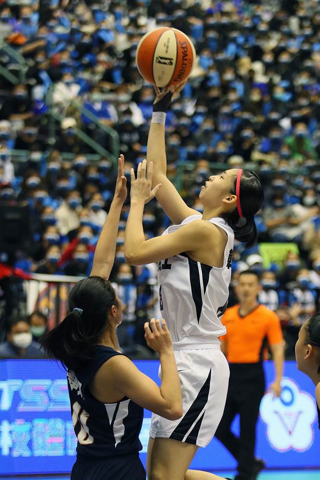 淡商韩汛（右）被教练陈美莉点名有望成为球队下一任队长。（陈怡诚摄）