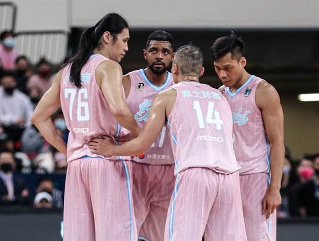 富邦前锋蔡文诚(14号)在场上召开小型会议讨论战术。(富邦勇士提供)