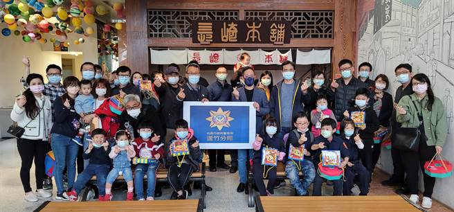 疫情趋缓，桃园市芦竹警分局鼓励员警邀请女性亲友与家中幼儿，一同前往「卡司.蒂菈乐园」观光工厂。（警方提供／赖佑维桃园传真）