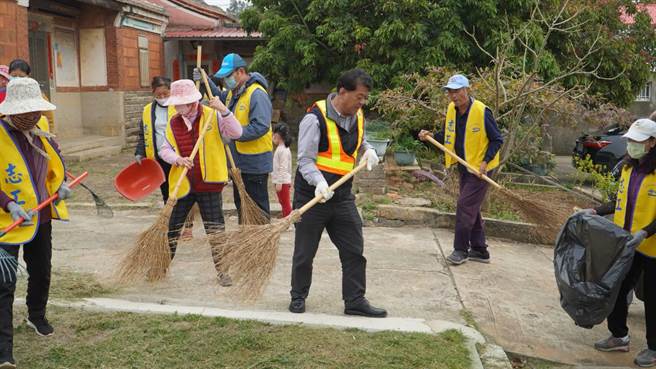 在38妇女节的前夕，金门金湖镇长陈文顾（中）担任「一日环保志工」打扫社区环境。（金湖镇公所提供）