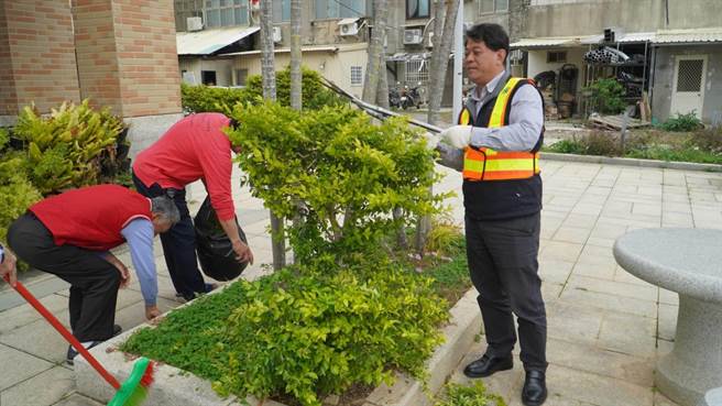 陈文顾镇长穿起志工背心，马不停蹄走访辖区重点社区，与志工朋友一起修剪花木。（金湖镇公所提供）