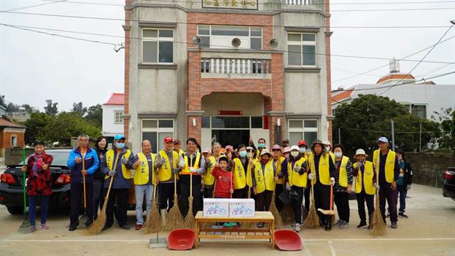 陈文顾镇长与志工伙伴们走入社区，带头做环保爱护美丽的金门家乡。（金湖镇公所提供）