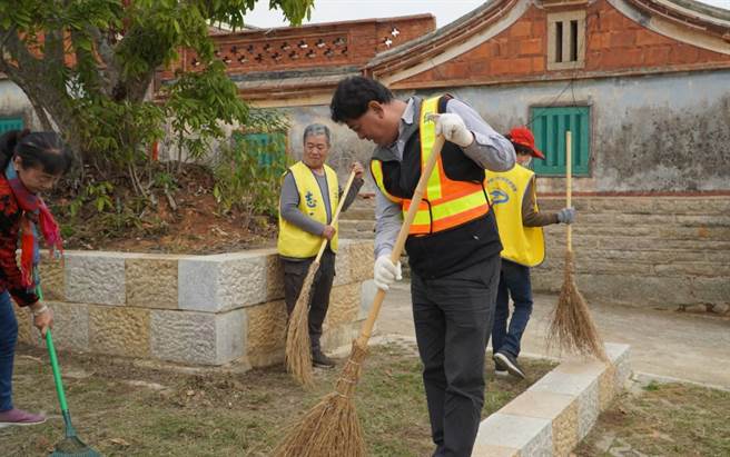 陈文顾镇长与志工伙伴们走入社区，带头做环保爱护美丽的金门家乡。（金湖镇公所提供）