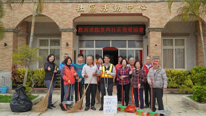 陈文顾镇长担任一日环保志工，加入全镇23个社区志工的爱乡行动。（金湖镇公所提供）