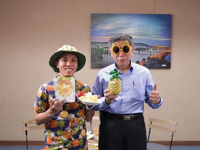 台北市长柯文哲（右）与凤梨王子杨宇帆日前预录「今晚，我想来点真心话」，北市府担心议题失焦且后制时间太赶，决定暂停播出1次。（摘自柯文哲脸书）