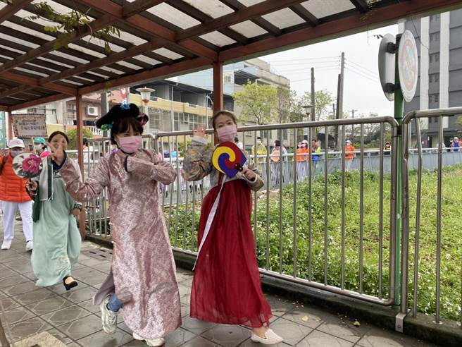 「为爱圆梦 宝贝筑家」公益踩街活动，由桃园市圆梦爱心关怀协会与八德狮子会、宝贝潜能发展中心共同携手举办，500名在地里民、身心障碍幼童及成人共同变装玩造型。（翻摄照片／赖佑维桃园传真）