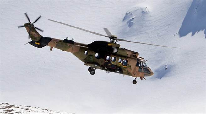 飞过雪地的AS532 直升机。(图/欧直公司)