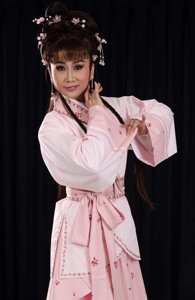 今年歌仔戲國寶廖瓊枝帶領子弟兵團隊，將重現她的廣播歌仔戲代表作《望鄉之夜》，以劇場重現當年盛況。圖為主演者張孟逸。（薪傳歌仔戲劇團提供）