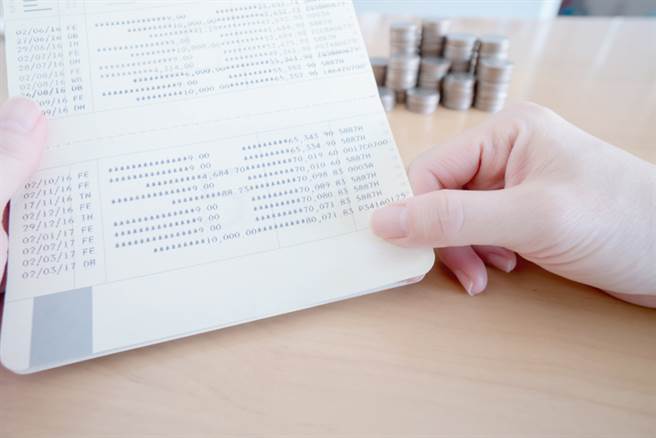 一名女大生表示，朋友突然要求她拍下帳戶餘額回傳，用意曝光後引起一票網友共鳴。(達志影像/示意圖)