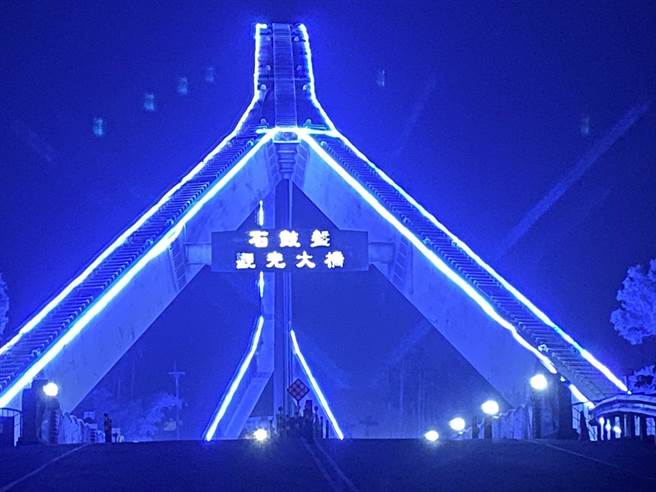 嘉义县阿里山乡丰山村乾坑溪上游产业道路今天发生一起离奇的搬运车翻覆意外。（民眾提供／张亦惠嘉县传真）