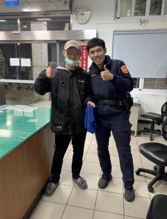 高雄一名男大生，日前半夜独自到洗车场洗车，发现自己的手机及家门钥匙全忘在宿舍，警方利用社群软体，顺利与室友连线求援，才让他平安返家。（高市警三民二分局提供／洪浩轩高雄传真）