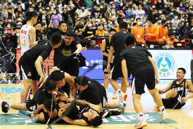 泰山高中勇夺队史首座HBL男子组冠军。（陈怡诚摄）