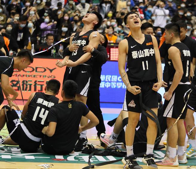 泰山高中夺冠，全队欣喜若狂。（陈怡诚摄）
