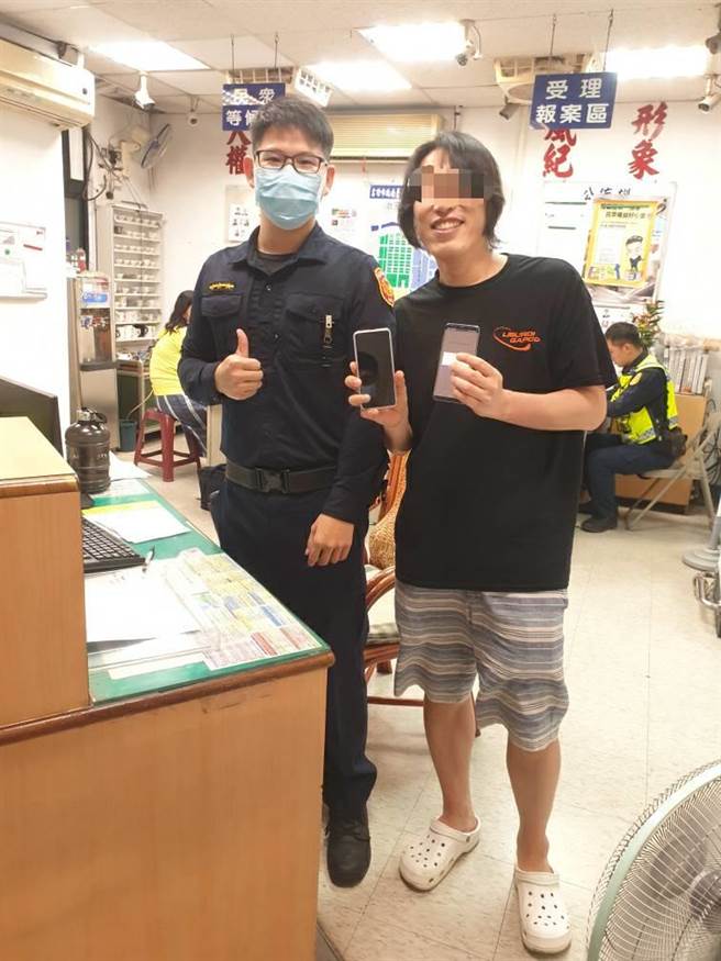 日前1名韩籍男子到高雄游玩，不慎将手机遗落在饭店，被饭店人员送至派出所，员警机制回拨未接来电，找到韩籍失主。（高市警三民一分局提供／洪浩轩高雄传真）