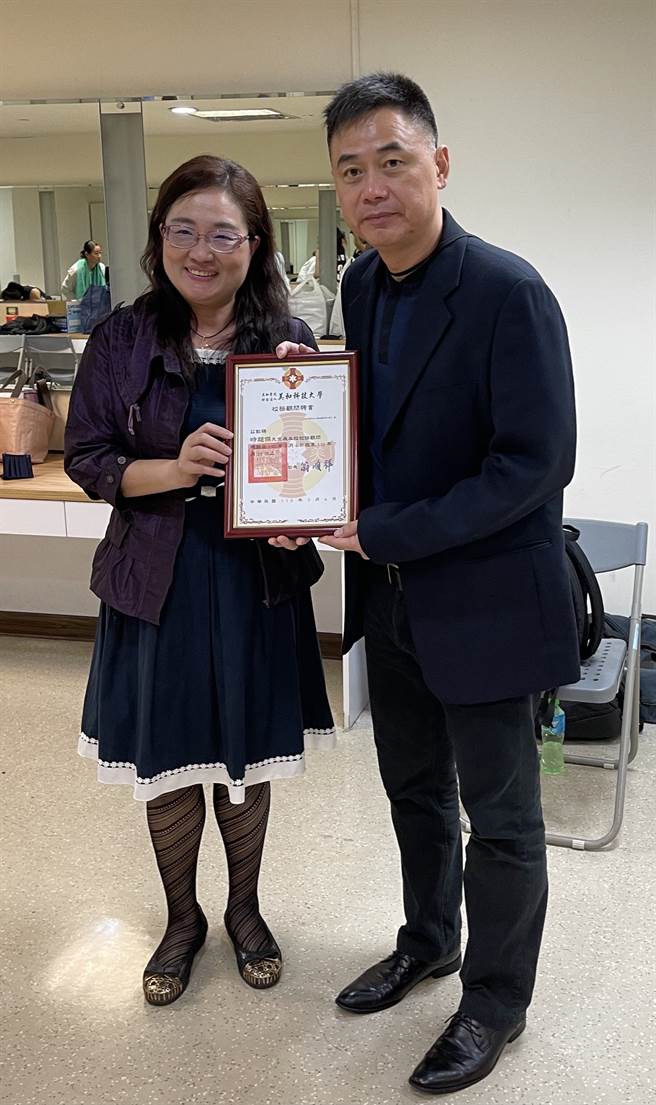 屏东美和科大董事长特助陈月红（左）代表学校颁发「教练顾问证书」给臺南市永仁高中女篮队教练时超杰。(图/美和科大提供)