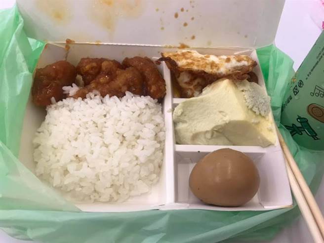 只见学徒买回来的便当内，配菜分别盛装了「荷包蛋」、「蒸蛋」和「滷蛋」，全都是不同的蛋料理。(摘自爆怨公社)