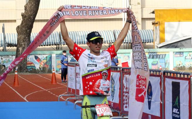 爱河铁人三项大赛，张家豪以2小时零分36秒再度拿下男子组总排名金牌。（高雄市运动发展局提供／廖德修台北传真）