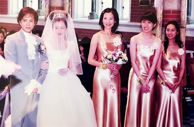 梁小冰当年结婚找来闺密朱茵、蔡少芬、何婉盈当伴娘。(图／翻摄自梁小冰脸书)