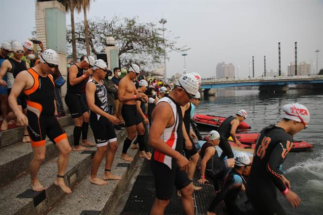 爱河铁人三项大赛，参赛选手分批下水。（高雄市运动发展局提供／廖德修台北传真）